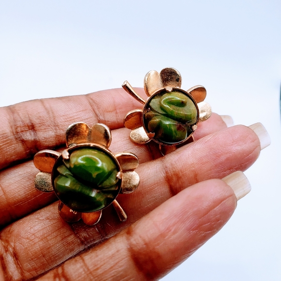 Rare Vintage Green Carved Bakelit Clover 4 Leaf Screwback Earrings - Picture 4 of 9